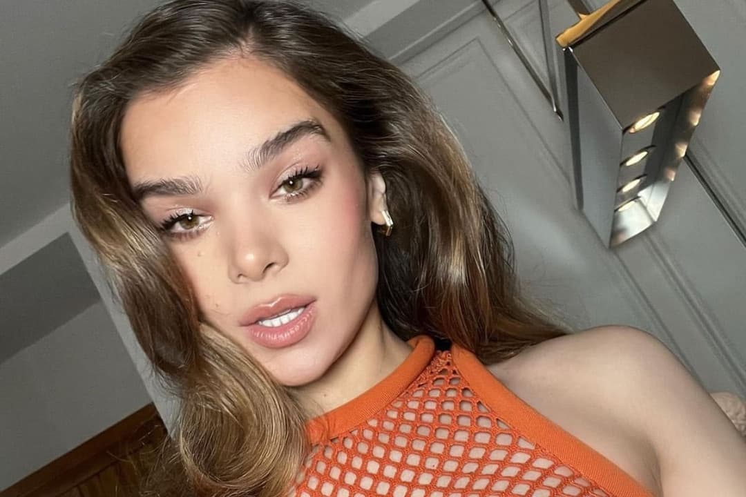 Hailee Steinfeld es vista con una estrella de la NFL