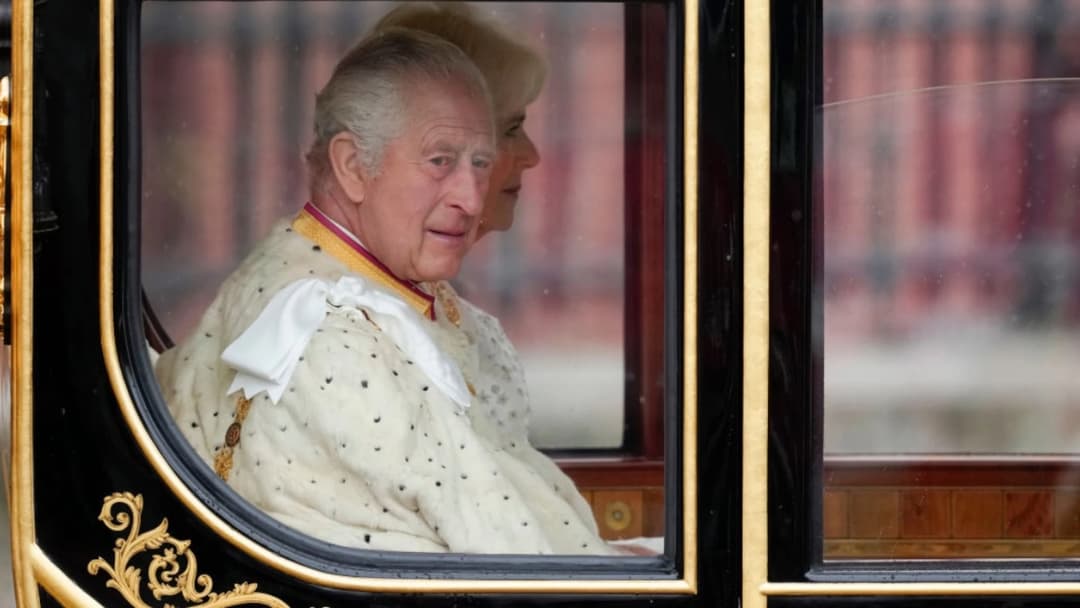 Un incidente imprevisto provocó el descontento del rey Carlos III durante su coronación