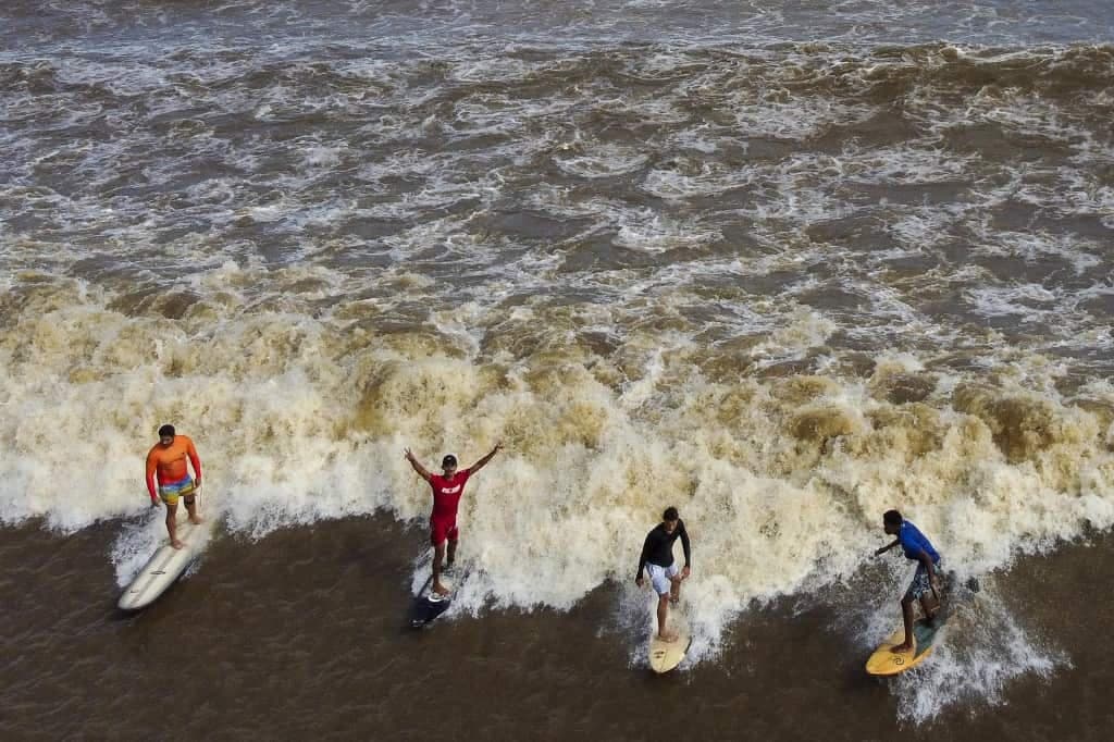 Surfistas desafían la poderosa “Pororoca”, en el Amazonas