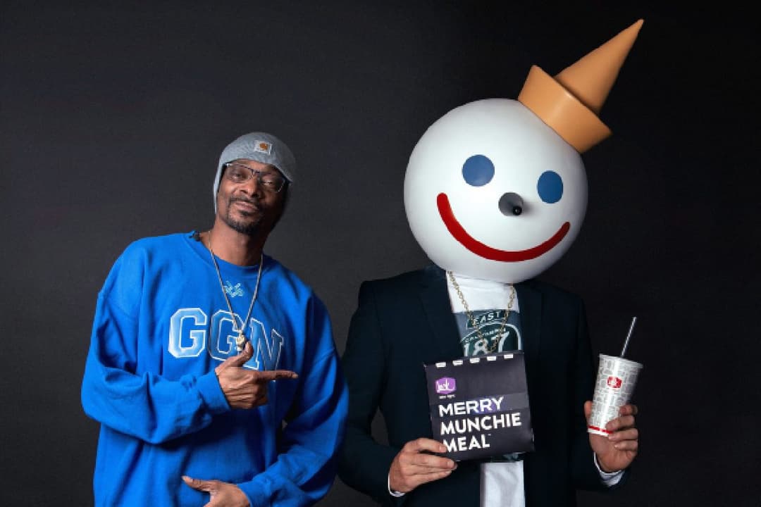 Snoop Dogg le da su toque personal a un local de Jack in The Box