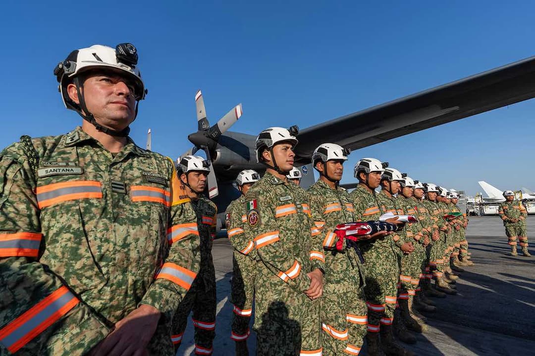 Bomberos de México llegan a Los Ángeles