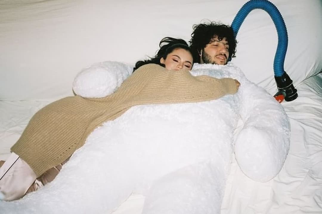 Benny Blanco Celebra el Cumpleaños de Selena Gomez con Tierno Recuerdo de su Relación: ‘Te Amo’