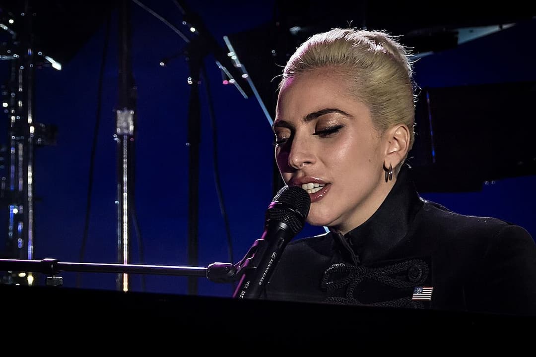 Lady Gaga Impacta en los Grammy 2025 con “Abracadabra”